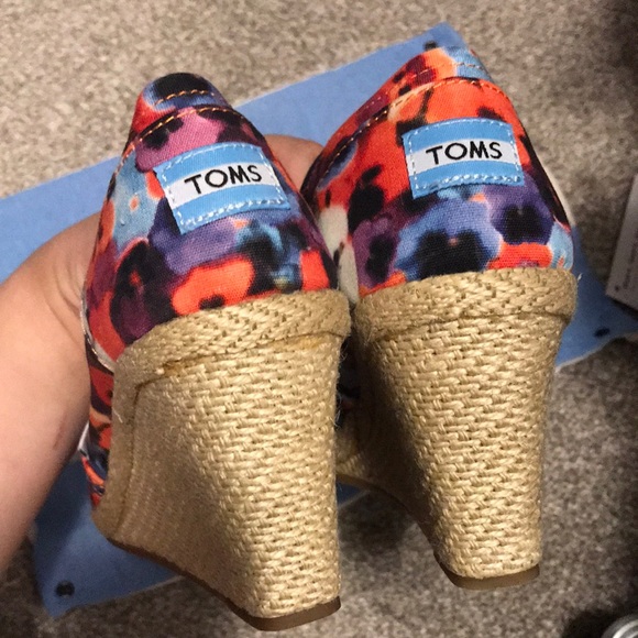 NWT TOMS Floral Multi-Colour Wedge Sandals - Picture 3 of 5